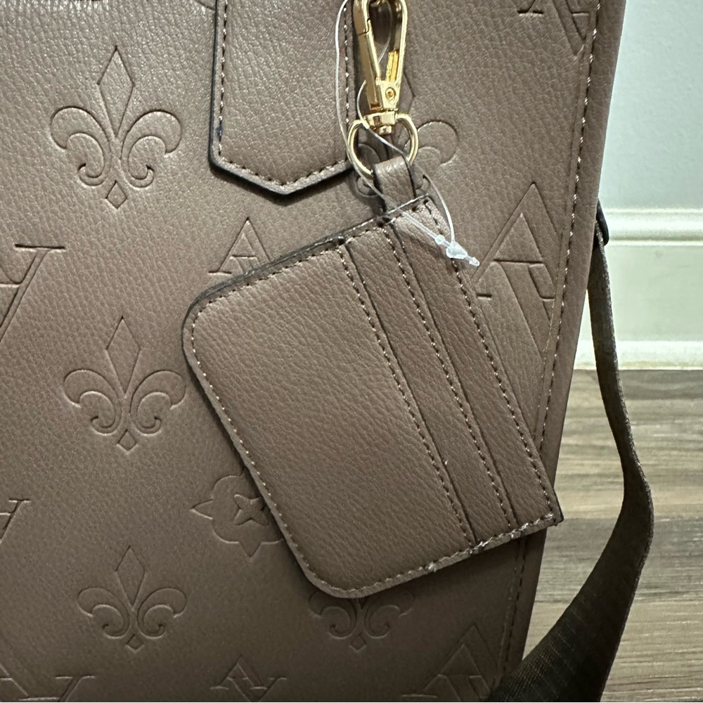 ADRIENNE VITTADINI Tote
With Detachable Pouch Color Mushroom NEW - Picture 9 of 12